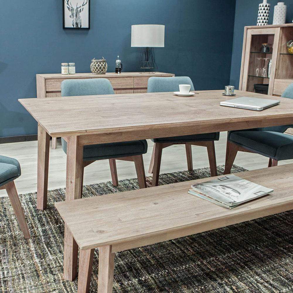 Gia est une collection de meubles en bois d'acacia massif. Proposant un buffet et une table à manger, cette série riche en nuances est le bon compromis entre une décoration rustique et minimale