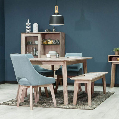 Gia est une collection de meubles en bois d'acacia massif. Proposant un buffet et une table à manger, cette série riche en nuances est le bon compromis entre une décoration rustique et minimale
