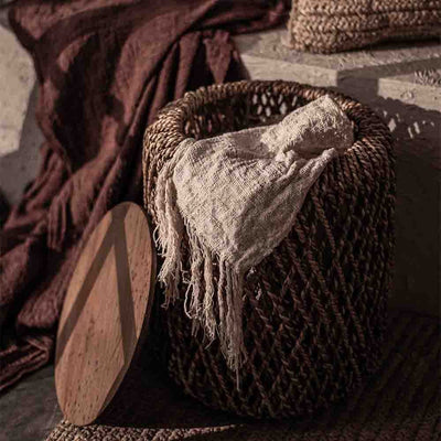 L'artisanat javanais prend vie avec la table d’appoint Knut. Abaca durable et fer pour la structure, teck recyclé pour le plateau amovible. Une pièce polyvalente et écologique.