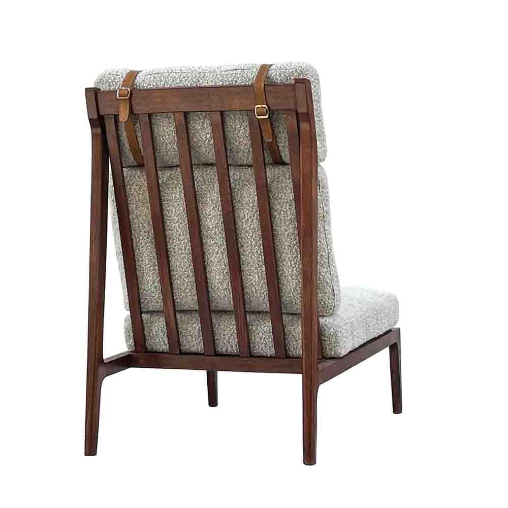 Confort et modernité définissent le fauteuil Studio. Structure robuste en contreplaqué de frêne, inclinaison pensée et coussins épais offrant une assise accueillante.