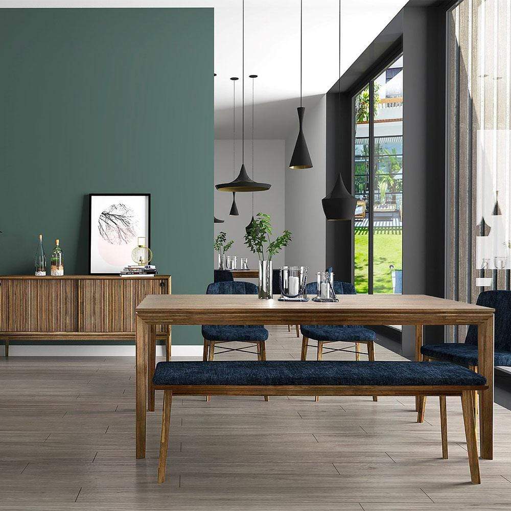 West est une collection de meubles en bois d'acacia massif aux accents chaleureux et inspirés du Mid-Century. Voici la table à manger, moderne et complètement rétro à la fois. Son principal atout est son extension.