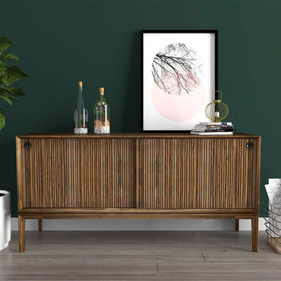 West est une collection de meubles en bois d'acacia massif aux accents chaleureux et inspirés du Mid-Century. Voici le buffet West aux dimensions parfaite pour s'adapter aux grandes salles comme aux plus petites.