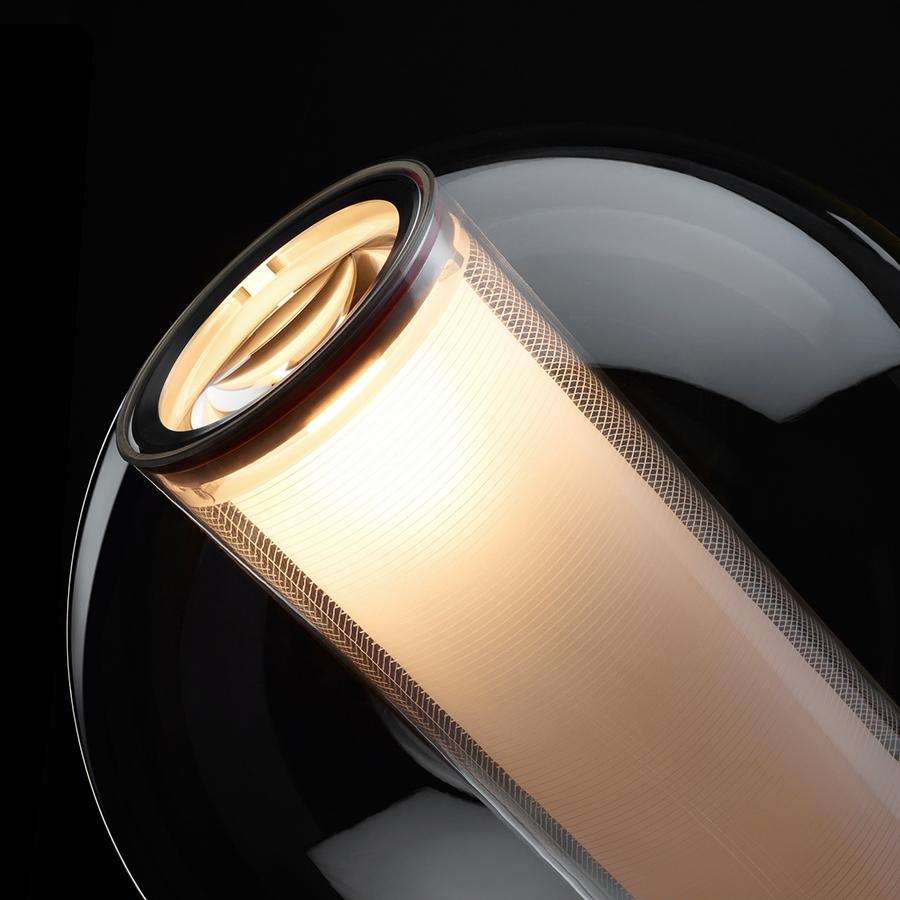 La colonne intérieure suspendue de Bel Occhio par Pablo Designs crée un éclairage focalisé tandis que sa coque environnante produit une lueur ambiante transformatrice.