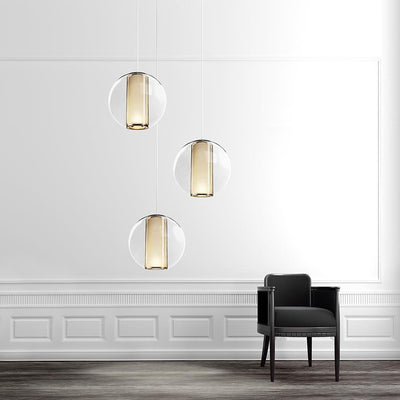 La colonne intérieure suspendue de Bel Occhio par Pablo Designs crée un éclairage focalisé tandis que sa coque environnante produit une lueur ambiante transformatrice.