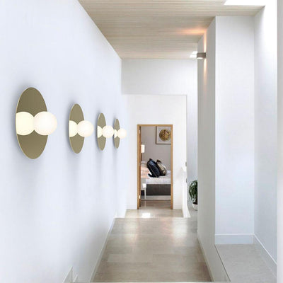 Bola Disc Flush de Pablo Designs est un système de lampe murale à LED unique et expressif, à fixer au plafond ou au mur, avec pour objectif de fournir à la fois de la lumière directe et de la lumière réfléchie.