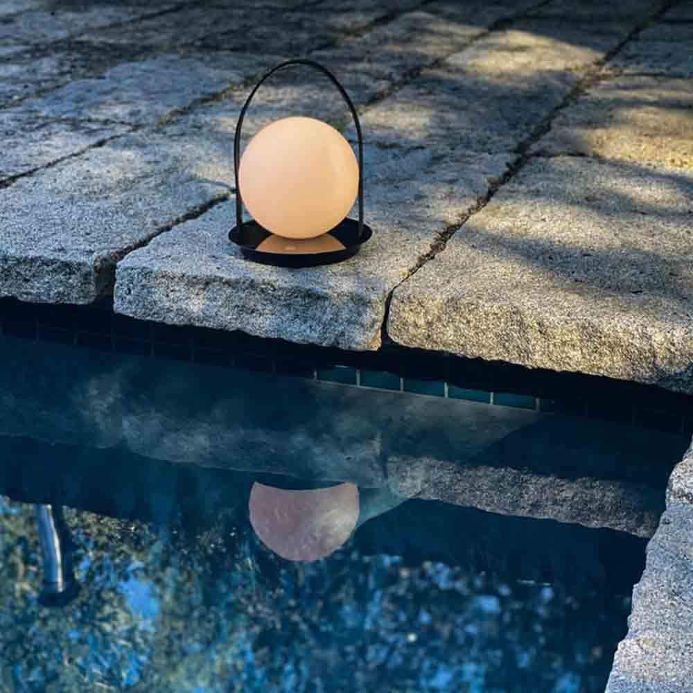 Basée sur la Bola Sphere Table 8, la lanterne Bola de Pablo Designs ajoute une poignée en cuir de première qualité et une batterie rechargeable qui permet un niveau de portabilité nouveau pour la famille Bola.