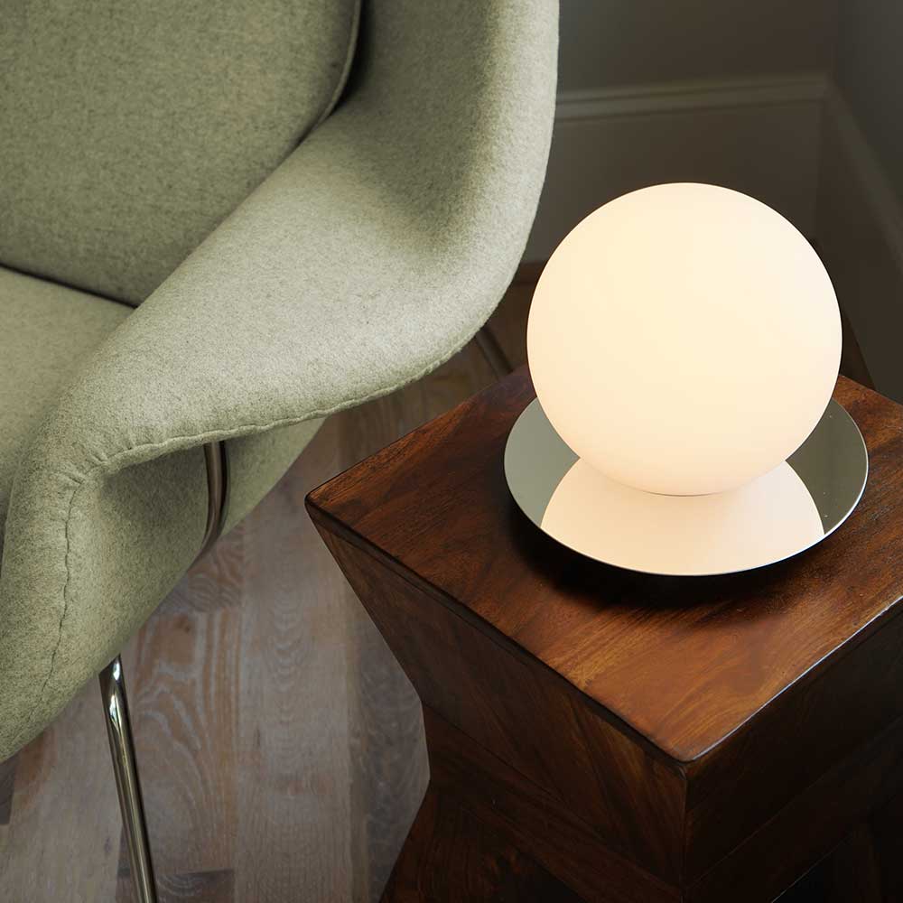 S'inspirant de la collection de la famille Bola, la version de table Bola Sphere apporte cette combinaison magique à la surface d'une table, permettant une gradation complète.