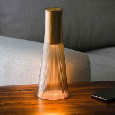Candél de Pablo Designs est une lampe LED portable entièrement rechargeable conçue pour l'intérieur et l'extérieur.