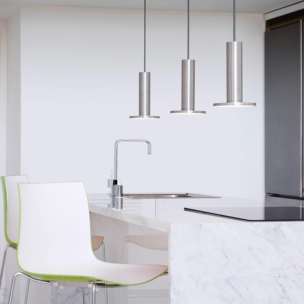 La lampe suspendue Cielo de Pablo Designs, au design minimaliste, possède un disque givré à LED pour garantir une lumière douce, intense et environnante. Cielo trouvera sa place au-dessus de votre comptoir de cuisine, ou ailleurs selon vos envies.