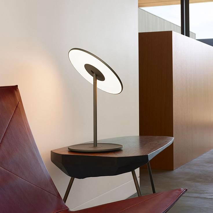Circa de Pablo designs une lampe de table composée est un disque plat de lumière LED qui pivote sur lui-même à 360°, c'est cette mobilité qui lui permet un nombre infini de positions pour une multitude d'effets lumineux.