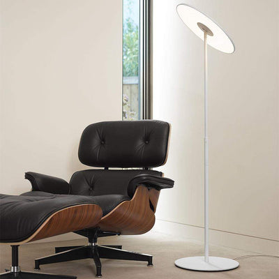Circa de Pablo Designs est une lampe sur pied composée d'un disque plat de lumière LED qui pivote sur lui-même à 360°, c'est cette mobilité qui lui permet un nombre infini de positions pour une multitude d'effets lumineux.