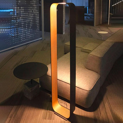L'architecture à cadre ouvert élégante et révélatrice de la lampe sur pied Contour de Pablo Designs offre un éclairage LED chaud dans une structure en aluminium extrudé remarquablement mince.