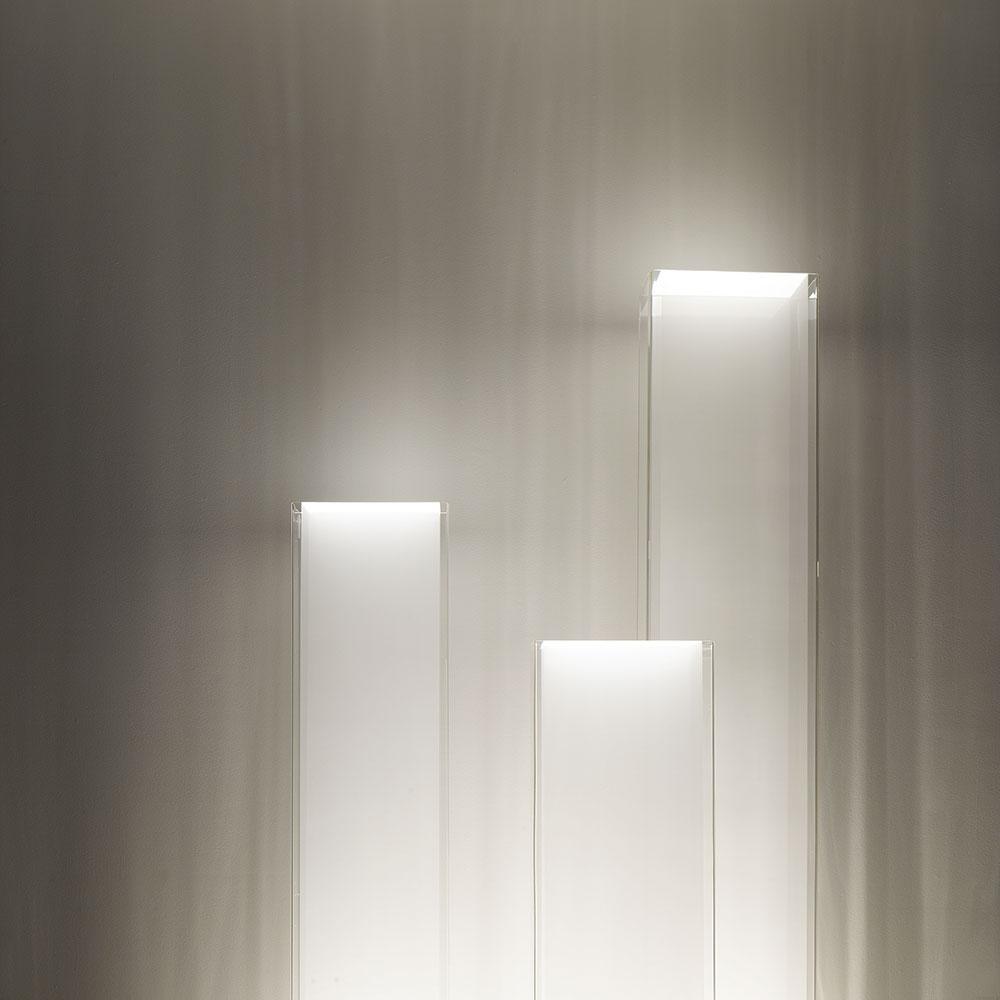 Le facteur de forme monolithique de Cortina par Pablo Designs crée une lumière noble qui imite son environnement architectural.