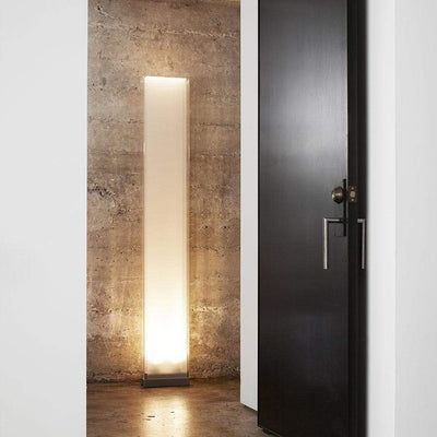 En concevant la lampe sur pied Cortina, le designer Pablo Pardo a cherché à créer une lumière qui affirmerait sa présence tout en s'intégrant harmonieusement à une variété d'environnements.