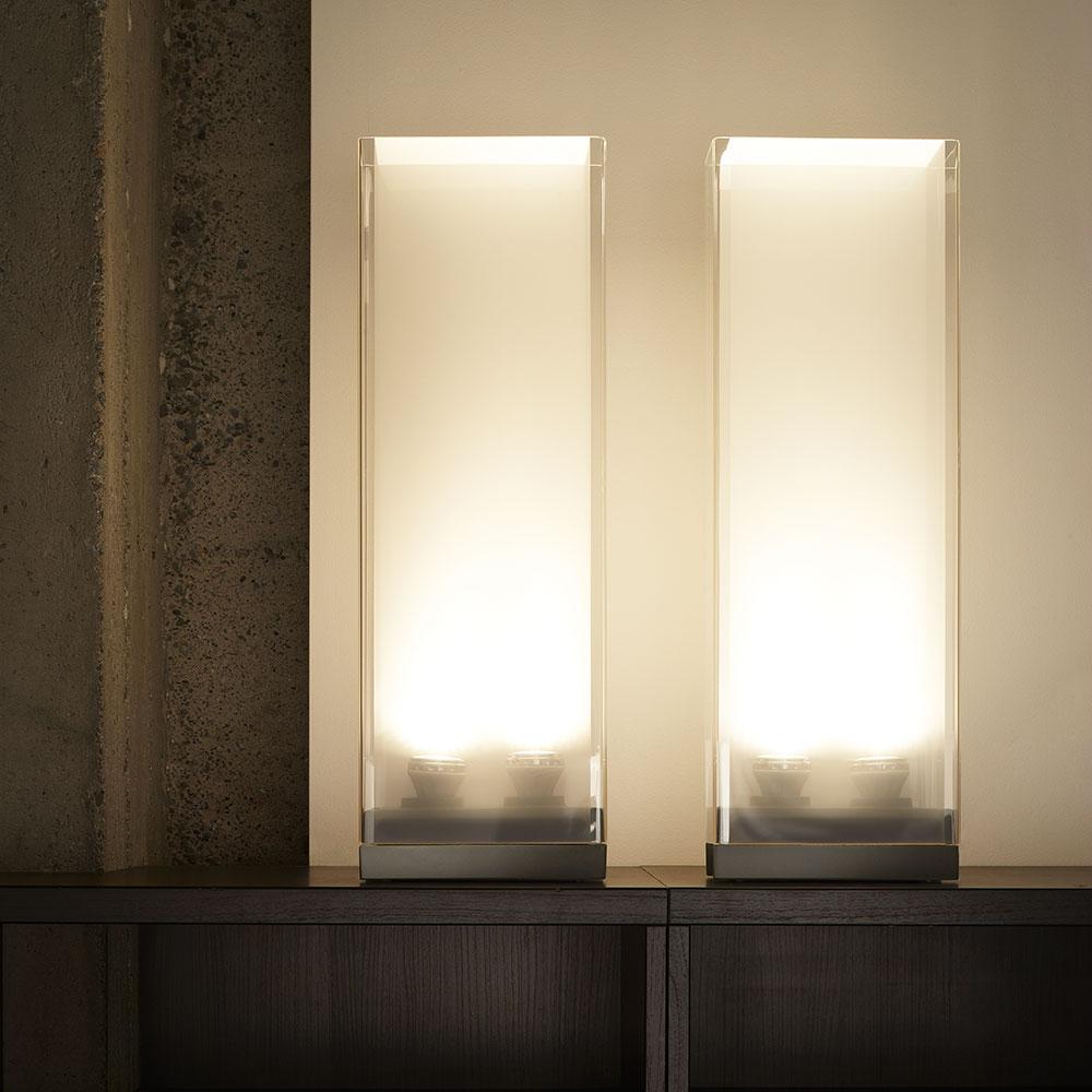 La lampe sur pied Cortina de Pablo Designs est un luminaire stoïque et sculptural qui émet une lumière séduisante à travers ses surfaces transparentes et diffusantes.