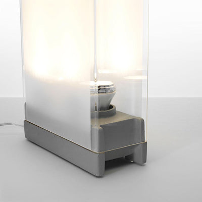 La lampe sur pied Cortina de Pablo Designs est composée d'un abat-jour en acrylique transparent et d'un diffuseur en tissu translucide qui protège la source de lumière orientée vers le haut.