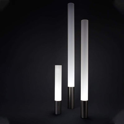 Disponibles en différentes hauteurs et un chois de base en marbre ou métal, les lampes Elise de Pablo Designs à lumière douce accompagneront vos soirées avec douceur.