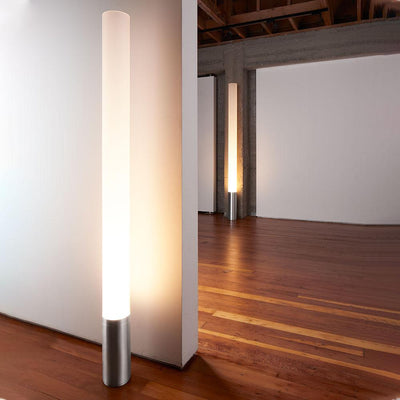 La lampe sur pied Elise de Pablo Designs évoque l'éclairage élémentaire, à sa juste valeur. Un simple cylindre d'aluminium avec un dégradé de lumière évoquant une flamme captivée, et une lumière attrayante et diffuse.