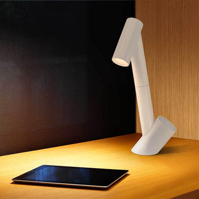 Intelligente et ludique, la personnalité attachante et le design polyvalent de la lampe de table Giraffa par Pablo Designs s'intègrent partout : sur votre bureau, sur une table de nuit ou dans un coin de lecture douillet.