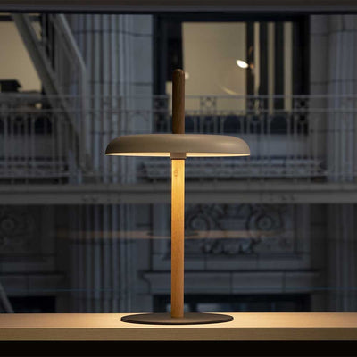 Lampe de table à hauteur réglable, Nivél de Pablo Designs est un totem autour duquel on peut se rassembler. Portable et rechargeable, Nivél permet aux utilisateurs d'apporter la lumière dans des endroits non desservis par des prises de courant.