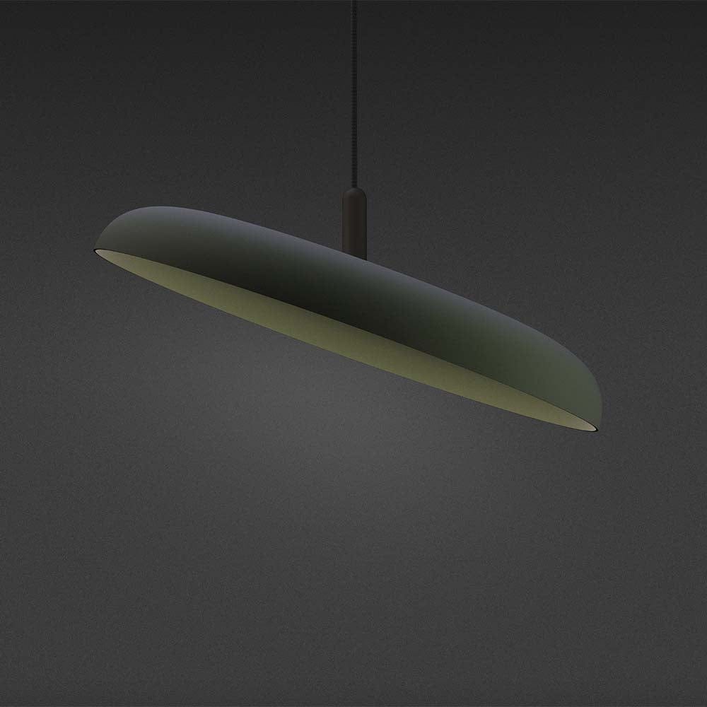 La silhouette pure et élégante de la lampe suspendue Nivél de Pablo Designs, présente une palette colorée d'abat-jour filés combinée à un moteur de lumière LED pivotant sur l'axe pour concentrer la lumière vers le bas.