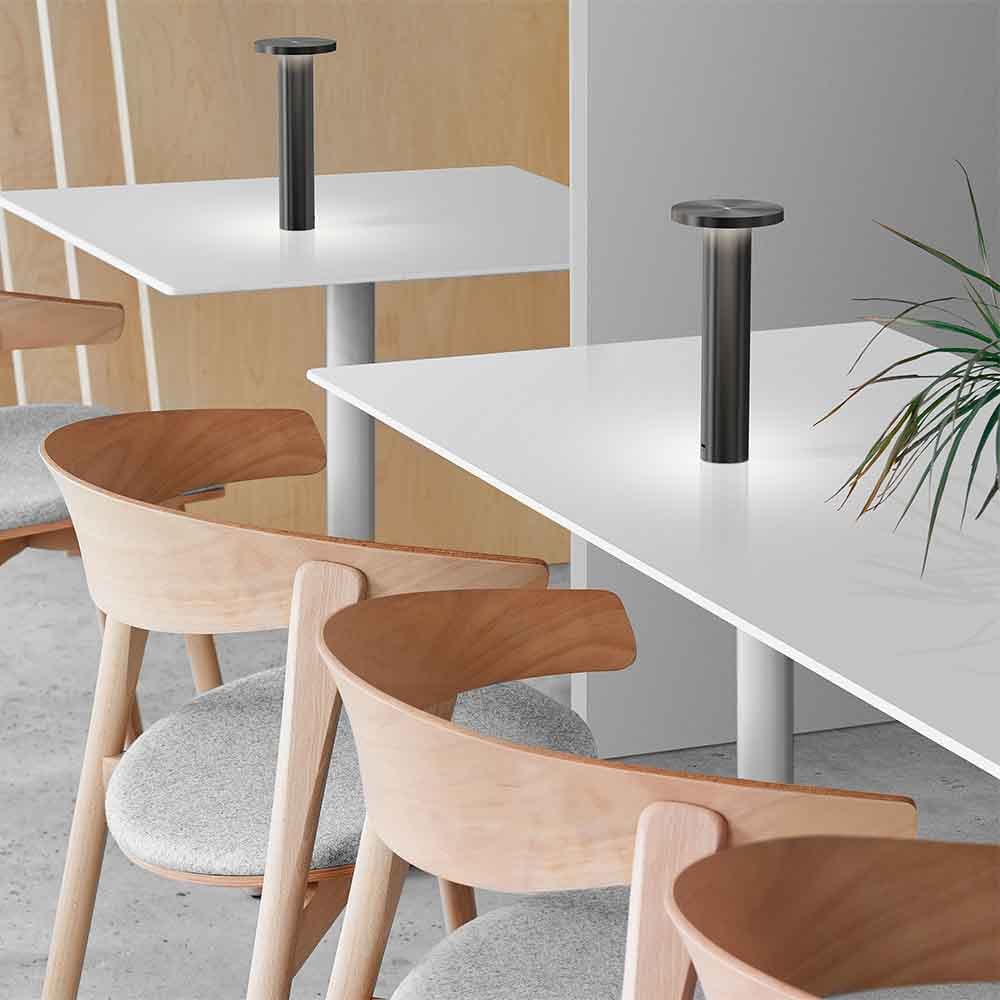 La lampe de table Luci par Pablo Designs est une lampe portable qui vous permet d'emporter votre ambiance partout où vous allez.
