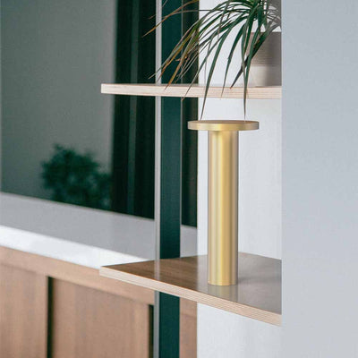 Aussi heureuse à l'intérieur qu'à l'extérieur, la lampe de table Luci de Pablo Designs placera gracieusement un point d'éclairage doux là où vous le souhaitez.