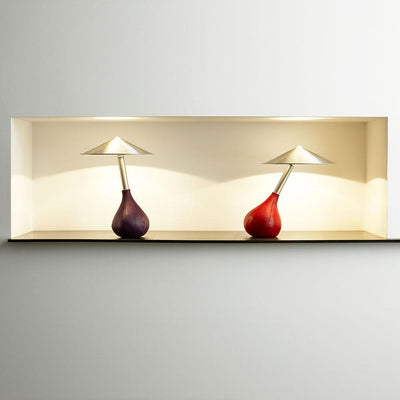 Créée comme une lampe utilitaire personnelle, la forme de Piccola de Pablo Designs est minimale, mais aussi tactile, ludique et invitant à l'interaction.