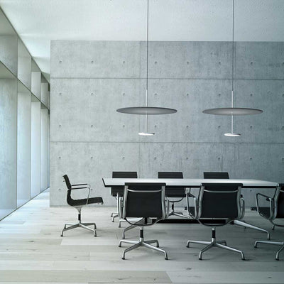 La collection Sky Sound de Pablo Designs est un système d'éclairage suspendu modulaire qui offre de multiples options de réflecteurs d'ombre pour divers avantages décoratifs et de performance.