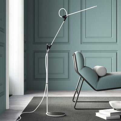 La lampe sur pied Superlight de Pablo Designs équilibre les exigences du travail et de la maison en combinant une forme minimale et une fonction maximale. Superlight est une lampe de travail réduite à son essence.