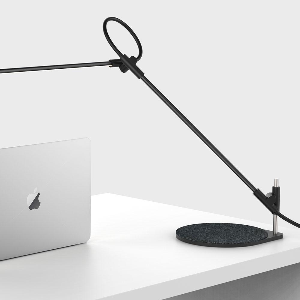 La lampe de bureau Superlight par Pablo Designs équilibre les exigences du lieu de travail et de la maison avec une combinaison de forme minimale et de fonction maximale.