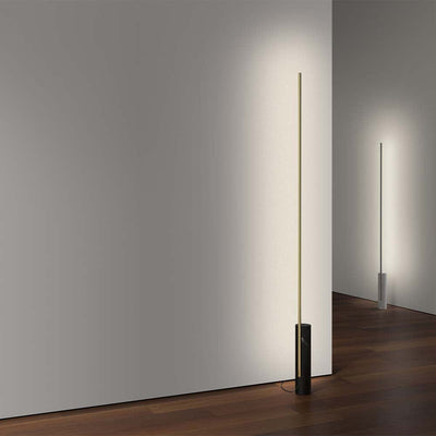 La lampe sur pied T.O, par Pablo Designs, célèbre et renforce l'importance de la lumière comme pilier de notre vie quotidienne. Une colonne monolithique se dresse pour soutenir une ligne de afin de fournir un contrôle précis de la lumière.