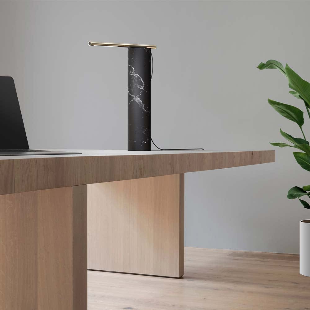 La lampe de table T.O, par Pablo Designs, célèbre et renforce l'importance de la lumière comme pilier de notre vie quotidienne. Une colonne monolithique se dresse pour soutenir une ligne de lumière afin de fournir un contrôle précis de la lumière.