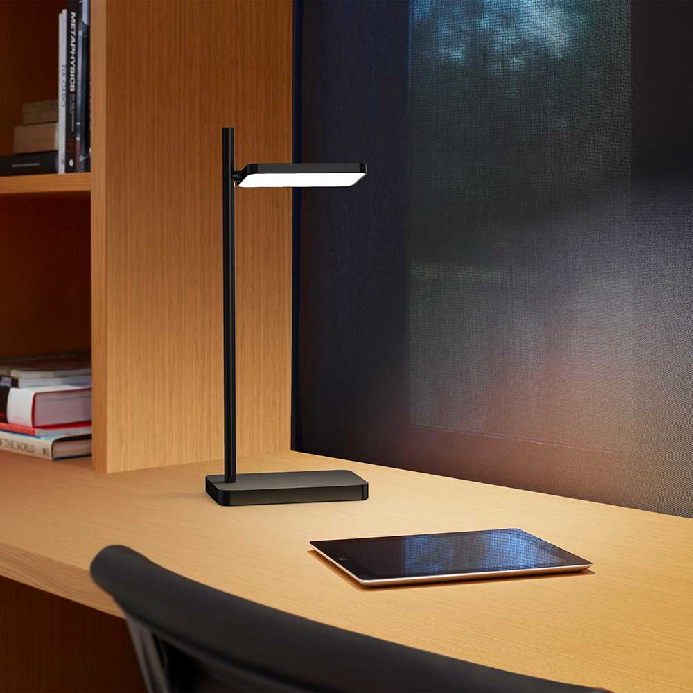 Intelligente et puissante, la lampe de table Talia de Pablo Designs associe une technologie d'éclairage entièrement gradable et antiéblouissante avec une rotation de 180° de l'abat-jour pour satisfaire à tous les besoins.