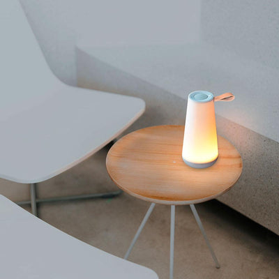 UMA mini de Pablo Designs dispose également d'un contrôle du volume sensible au toucher et de deux réglages de niveau de lumière douce pour créer l'ambiance parfaite.