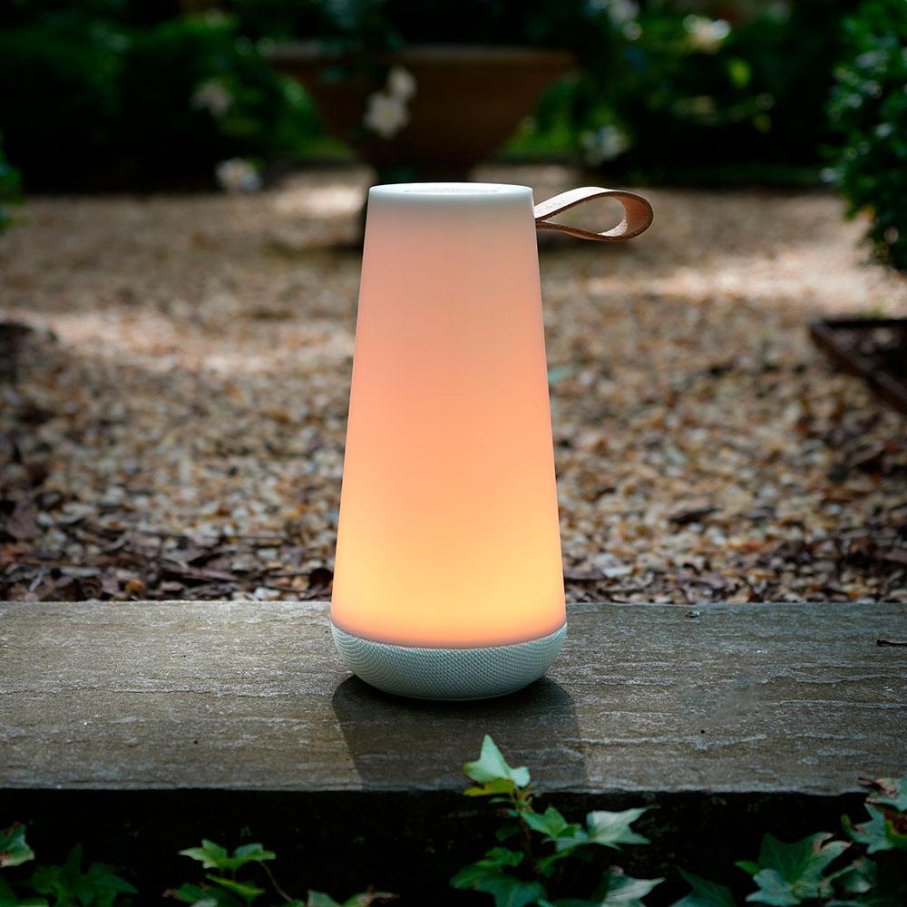 La lampe de table révolutionnaire UMA mini par Pablo Designs s'inspire de sa grande sœur UMA, en fusionnant la technologie LED de pointe avec un son surround haute fidélité à 360°