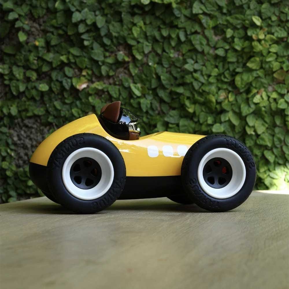 Cette série de voiture, par Playforever, est ainsi nommée Egg en raison de la forme de la vue arrière. Le pilote Karlos fait sa première apparition, bien installé dans son roadster.
