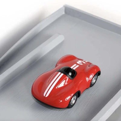 Rappelant les voitures de course classiques du Mans des années 1930, le Mini Speedy par Playforever a une forme lisse et incurvée avec des lignes organiques. Sa taille est adaptée aux petites mains.