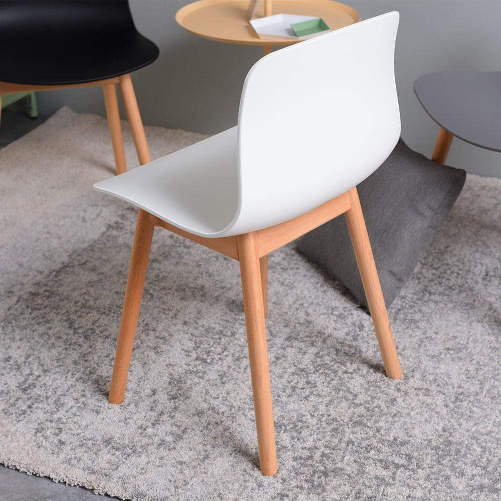 La chaise About est une chaise du design du XXIe siècle. Avec un dos épuré et rafraîchissant qui s'harmonise avec votre environnement. L'absence d'accoudoirs garantit une silhouette propre et sans encombre