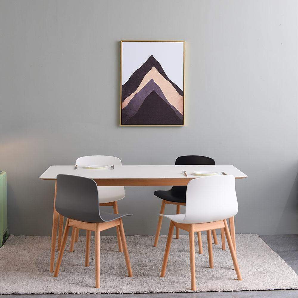 Découvrez notre chaise à dîner sans accoudoirs, une pièce du design contemporain du XXIe siècle. Son dos épuré et son cadre en bois élégant ajoutent chaleur et caractère à votre intérieur. Une icône intemporelle pour un confort optimal.