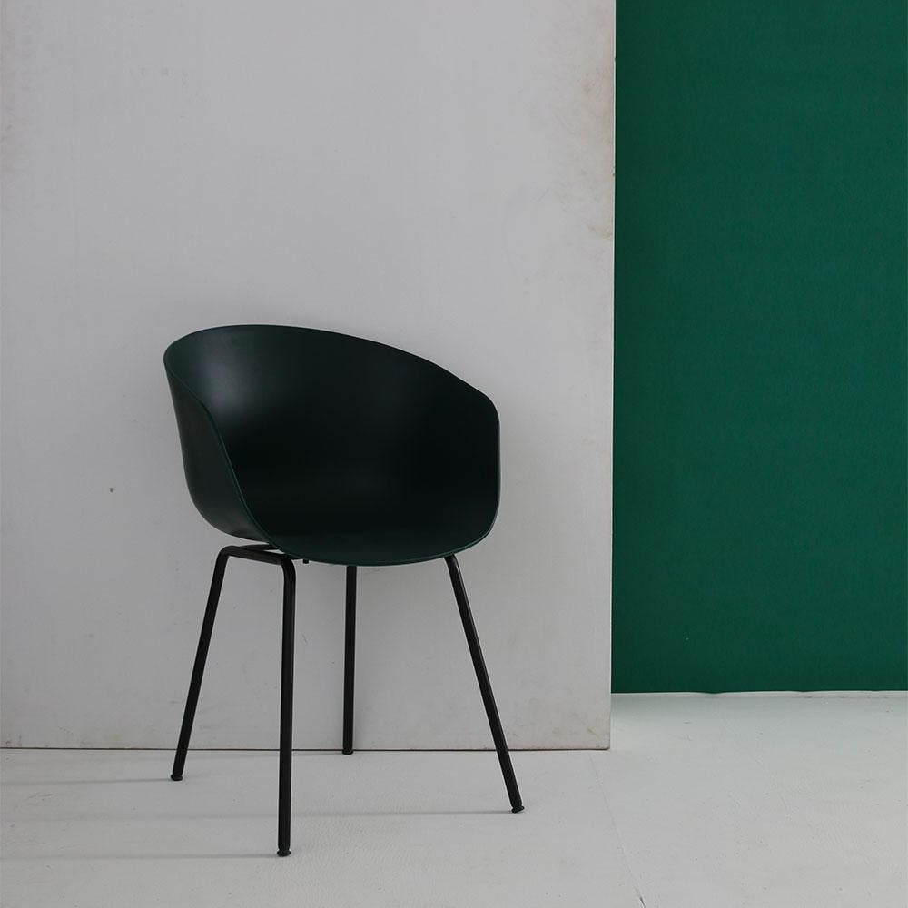 La chaise About est une reproduction. Sa coque aux formes accueillantes et ergonomiques vous assure un confort optimal. On l'imagine aussi bien autour d'une table de repas