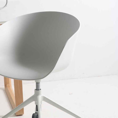 Cette chaise About est une chaise de bureau réglable en hauteur avec un piétement à quatre roues. Sa coque aux formes accueillantes et ergonomiques assure un confort optimal.