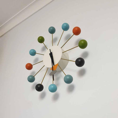 L'horloge murale Ball (1949) a été la première de plus de 150 horloges conçues par George Nelson. Cette horloge "mid-century" est à la fois dynamique et rayonnante rappelant le système solaire vous aidera à admirer les heures qui passent.