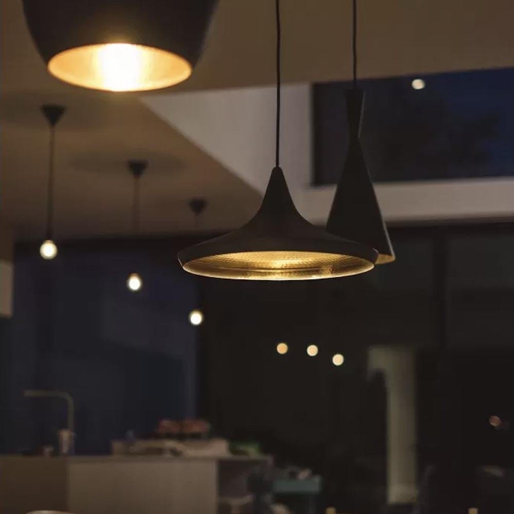 La lampe Beat Wide inspirée du design de Tom Dixon et des cruches indiennes traditionnelles, est réalisée en métal martelé, faisant appel à des techniques traditionnelles