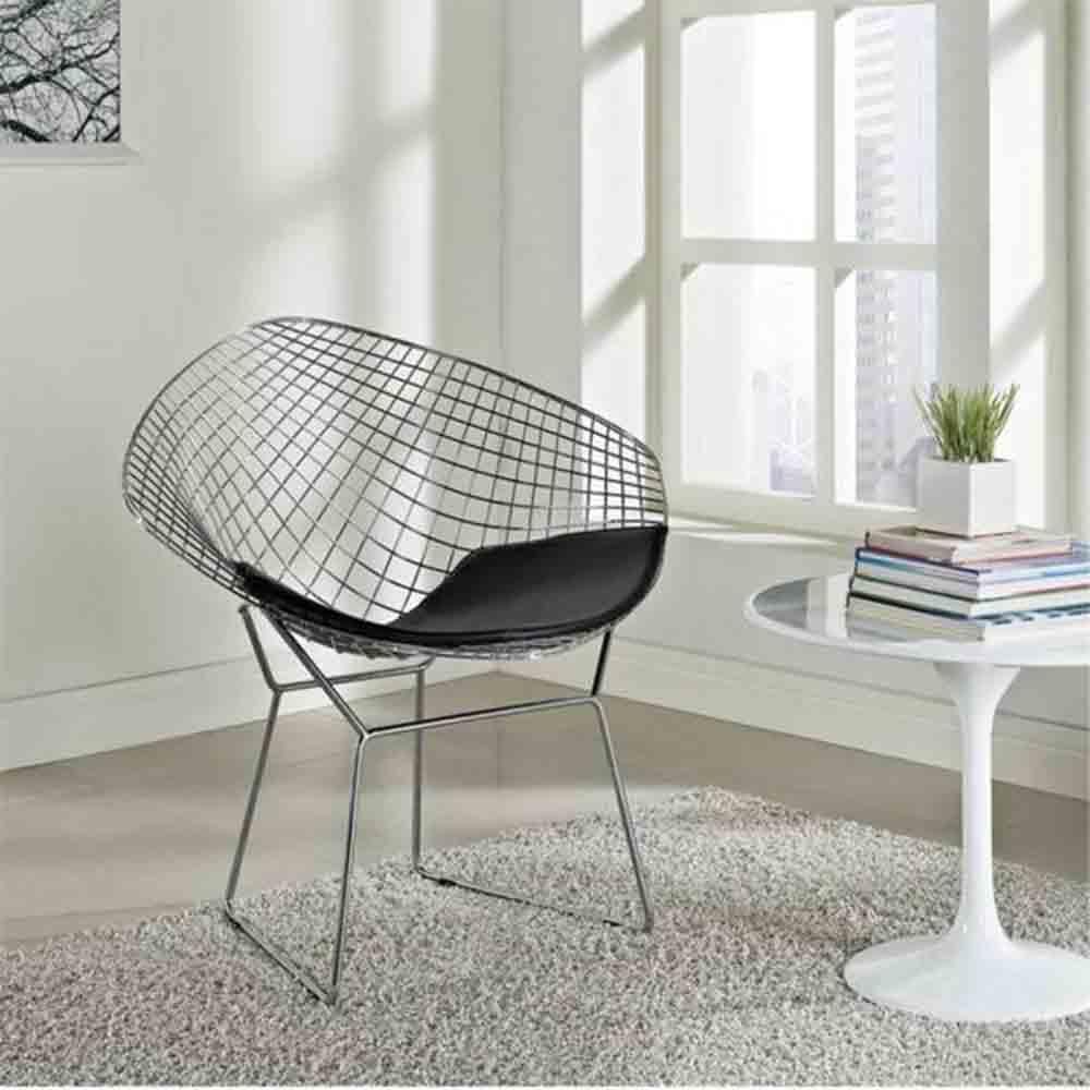 Aérienne et dessinée dans l'espace, la chaise Bertoia Diamond offre un excellent confort grâce à ses courbes bien étudiées et s'adapte à la forme de votre corps. Dans un décor rustique ou moderne, elle trouvera sa place autour de votre table à dîner.