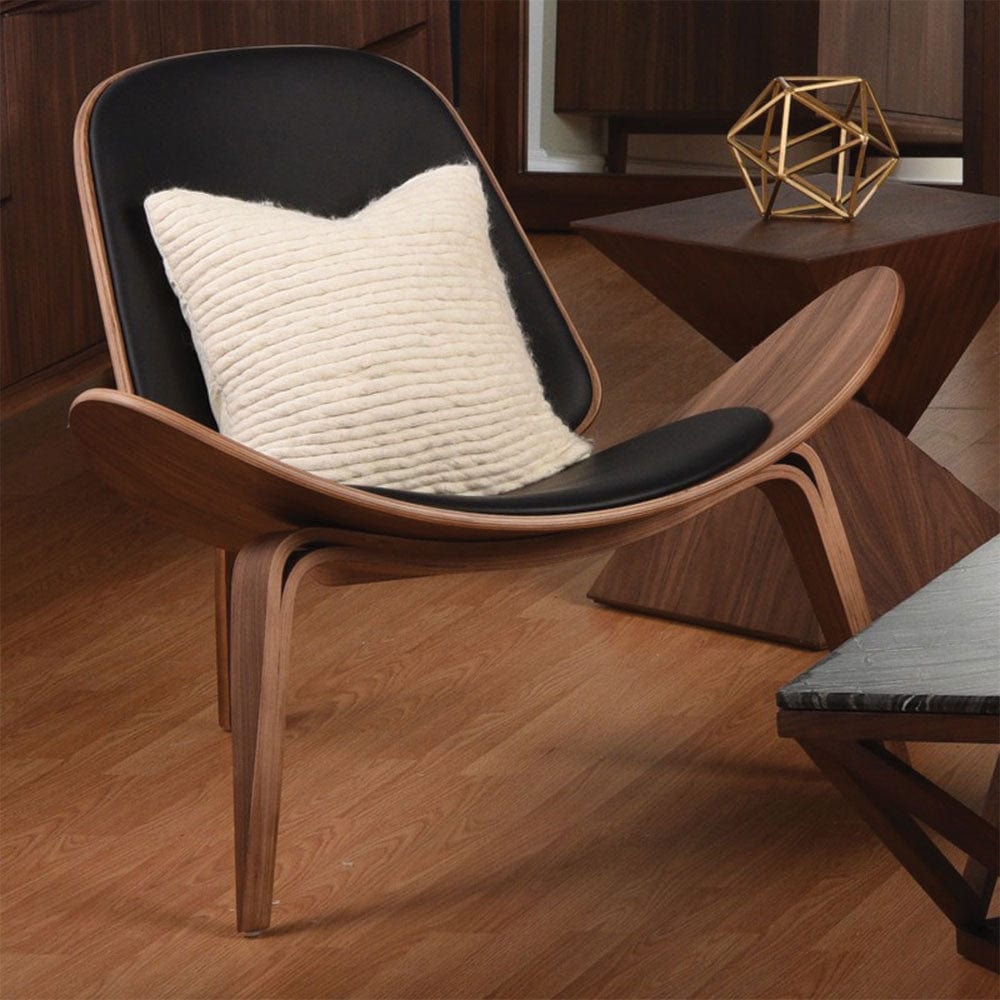 Cette sublime chaise doit son inspiration à la CHO7 Shell de Hans J. Wegner. Ses formes douces et apaisantes accentuent ses traits du design scandinave aux lignes organiques