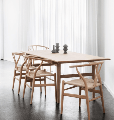 Inspirée de l’œuvre "Wishbone CH24" du designer danois Hans Wegner, symbole du début des années 1950 dans la création industrielle. Ses formes organiques et douces font de cette chaise une pièce qui se marie parfaitement à un style scandinave.
