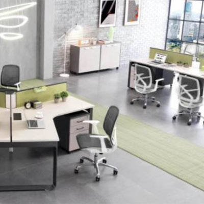 La chaise de bureau X tient son nom de la structure arrière en forme de X. C’est une chaise moderne avec les options attendues : sur roulette, hauteur réglable et dossier inclinable