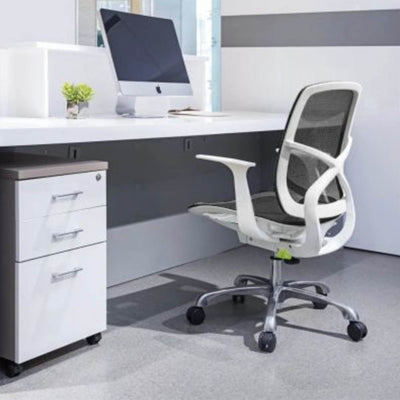 La chaise de bureau X tient son nom de la structure arrière en forme de X. C’est une chaise moderne avec les options attendues : sur roulette, hauteur réglable et dossier inclinable
