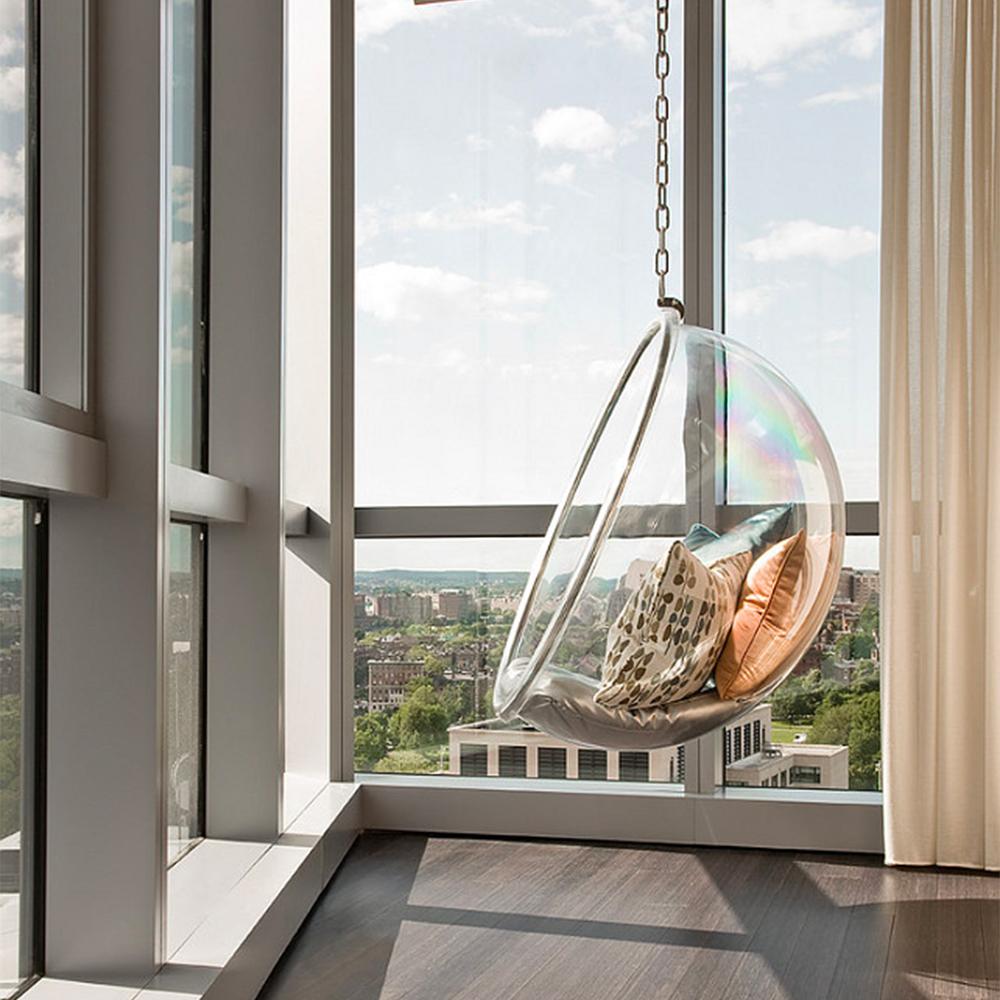Tel un ballon, la chaise Bubble flotte dans les airs et laisse passer la lumière par sa coquille en acrylique. Elle est inspirée d'une célèbre chaise suspendue de Aarnio datant de 1968.
